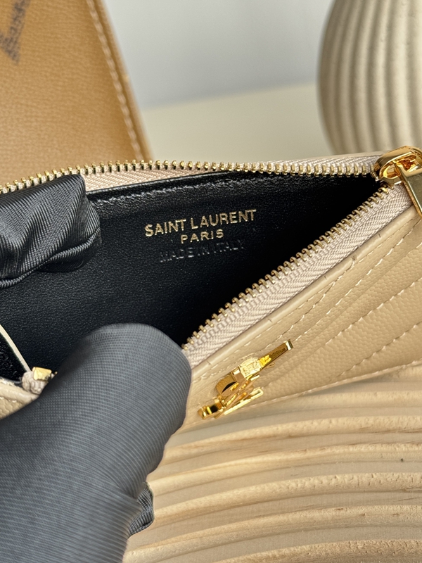 イヴサンローラン財布着用イメージ